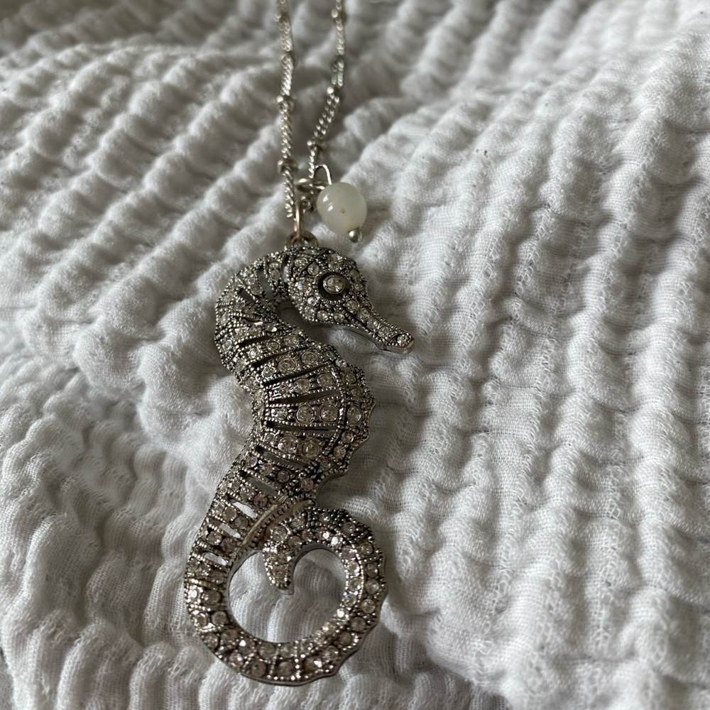 Crystal sea horse pendant necklace. Perfect condition - Picture 3 of 3